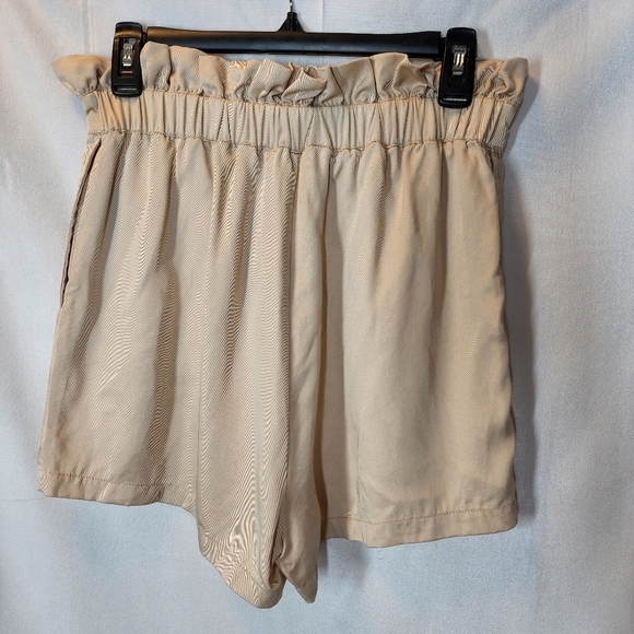 Cupcakes & Cashmere stretch waist flowy shorts - Picture 2 of 10